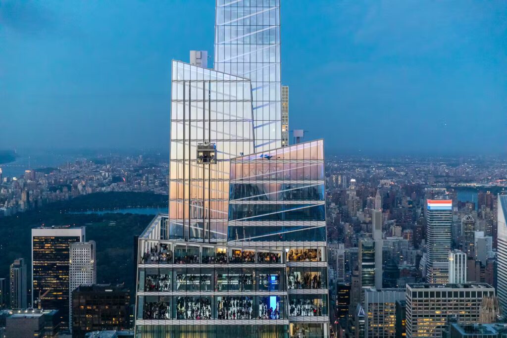 Moderno grattacielo in vetro con paesaggio urbano crepuscolare e ponte di osservazione Summit One Vanderbilt